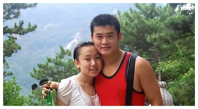 赵本山的徒弟小鹏飞租了3艘豪华游艇向王金龙的前妻丫蛋求婚(图2)