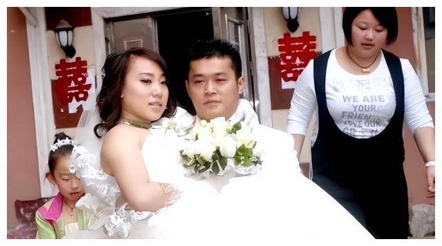 赵本山的徒弟小鹏飞租了3艘豪华游艇向王金龙的前妻丫蛋求婚(图3)